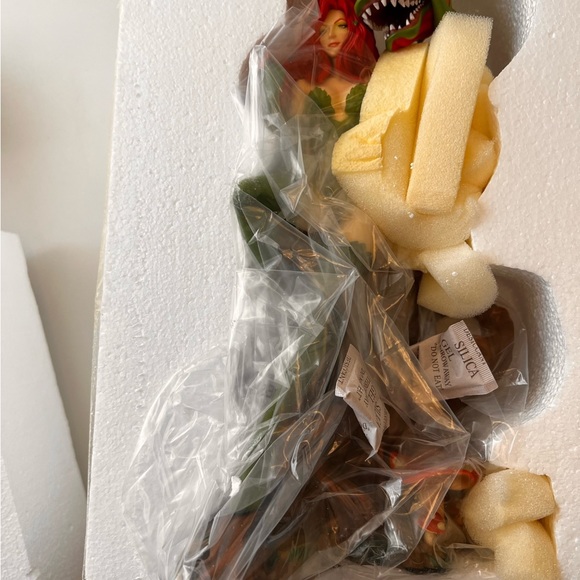 12” Poison Ivy Statue by IKON LE 200 SOLD OUT - Picture 10 of 15